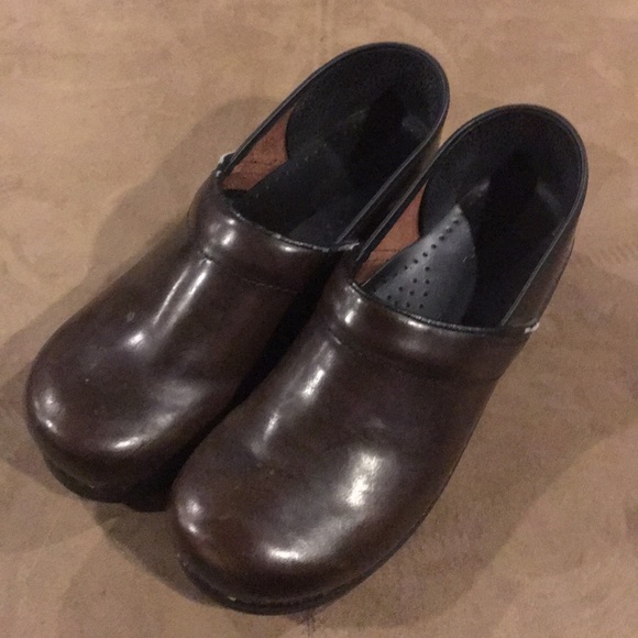 dansko men's nursing shoes